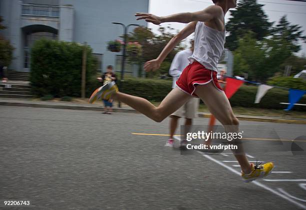 10-kilometer-lauf beenden - marathon ziel stock-fotos und bilder