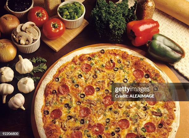 pizza pepperoni - tomatenpasta stockfoto's en -beelden