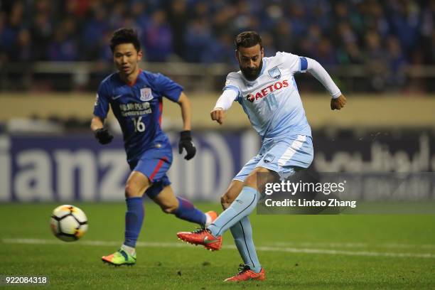 Alex Brosque Sydney FC competes the ball with Li Yunqiu of Shanghai Shenhua FC during the AFC Champions League Group H match between Shanghai Shenhua...