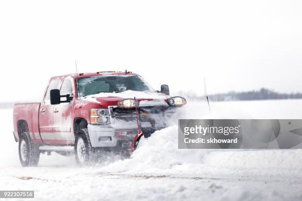 雪佛蘭皮卡車犁新鮮的雪 - snowplow 個照片及圖片檔