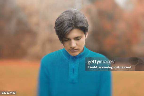 young boy portrait in the park - edoardogobattoni stockfoto's en -beelden