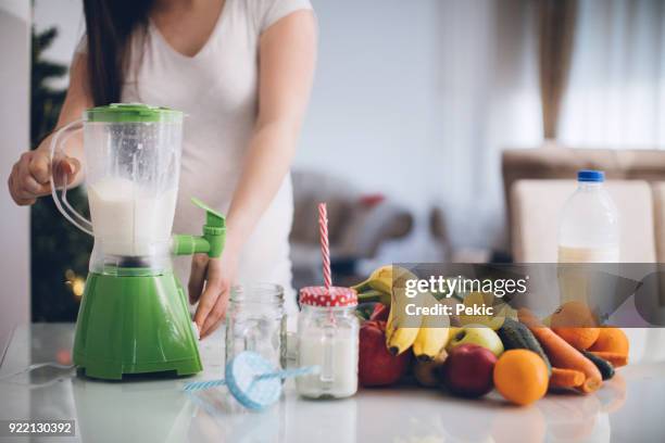 expectant mother prefers healthy eating - juicing stock pictures, royalty-free photos & images