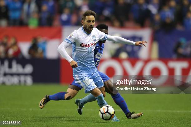 Milos Ninkovic of Sydney FC competes the ball with Li Yunqiu of Shanghai Shenhua FC during the AFC Champions League Group H match between Shanghai...