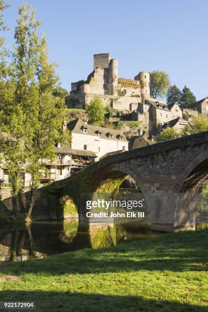 aveyron river bridge with belcastel chateau - aveyron bildbanksfoton och bilder