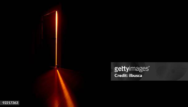 puerta de apertura en la oscuridad - portal fotografías e imágenes de stock