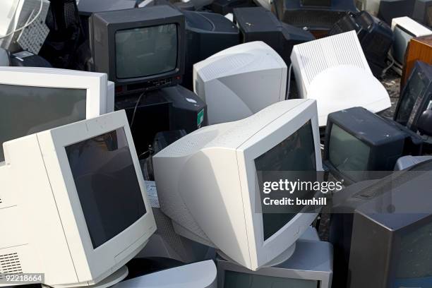 tv & computer-bildschirm-abfallentsorgung und recycling - kathodenstrahlröhre stock-fotos und bilder