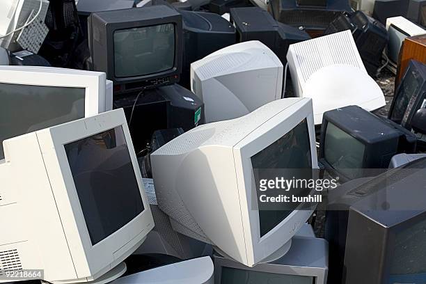 tv & computer screens - waste disposal and recycling - beeldbuis stockfoto's en -beelden