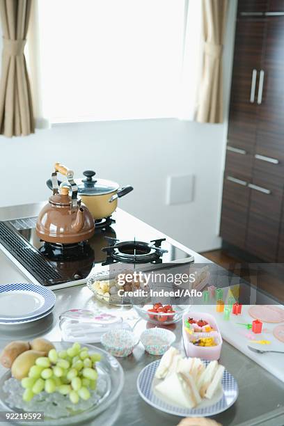 delicious food in kitchen - packed lunch - fotografias e filmes do acervo