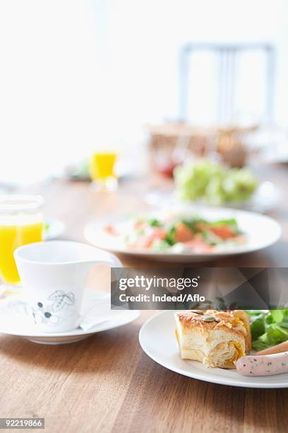 delicious food in plates - packed lunch - fotografias e filmes do acervo