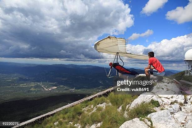 hangglider in action - hang glider stock pictures, royalty-free photos & images