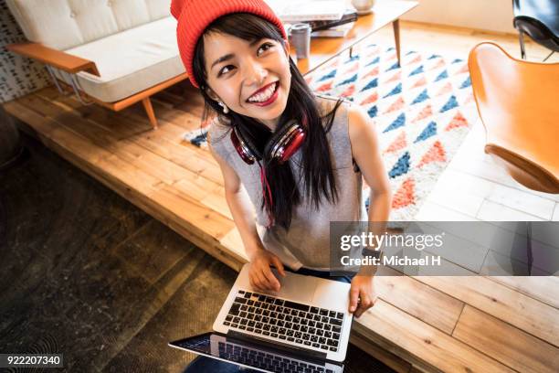 young female start up business woman talking with colleague in office - japanese bussiness woman looking up stock-fotos und bilder