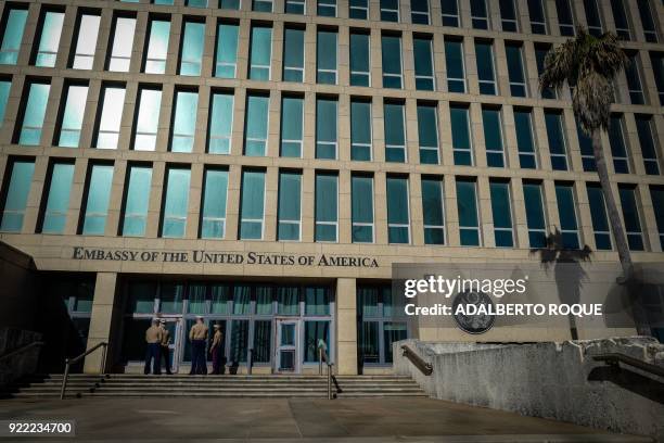 Marines stand outside the Embassy of the United State of America in Havana, on February 21, 2018. / AFP PHOTO / ADALBERTO ROQUE