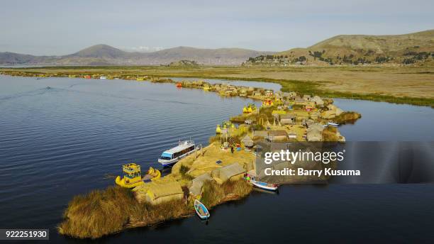 uros the floating islands of peru’s lake titicaca. - uroseilanden stockfoto's en -beelden
