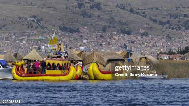 uros the floating islands of peru’s lake titicaca. - uroseilanden stockfoto's en -beelden