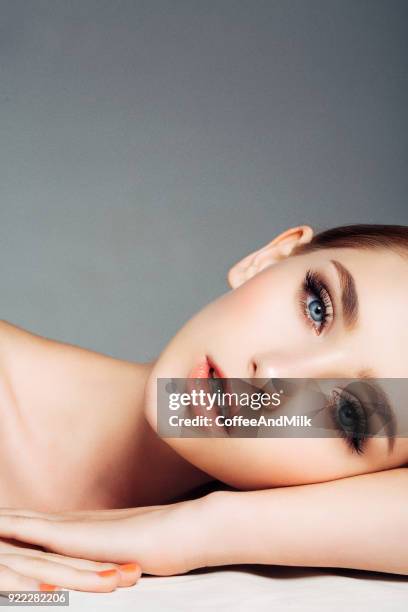 mooie vrouw - wimper stockfoto's en -beelden