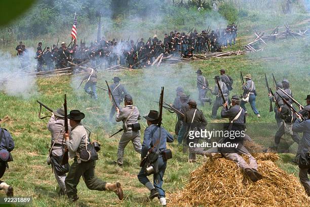confederate infantry guerre civile frais contre la position de l'union européenne - reenactment photos et images de collection