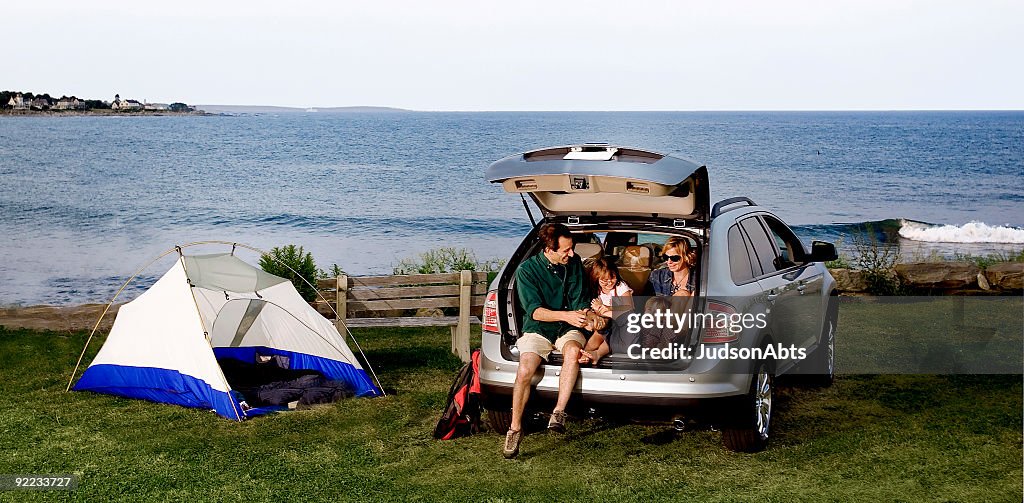 Famiglia seduto nella parte posteriore di un SUV all'aperto