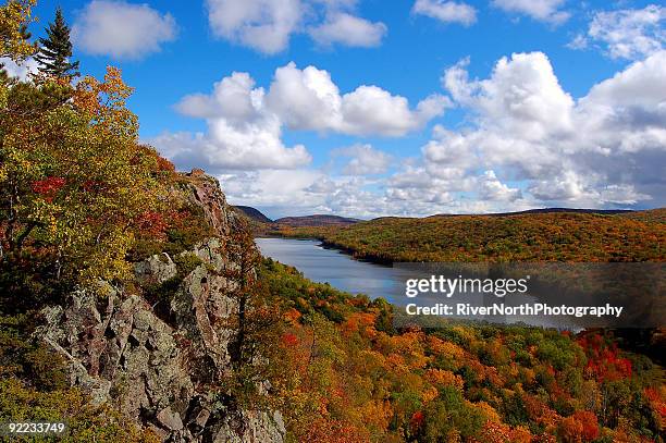 lake of the clouds, upper peninsula michigan - upper peninsula stockfoto's en -beelden