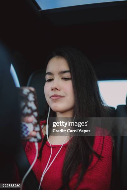 young teenager using mobile device during road trip - ot coruña fotografías e imágenes de stock