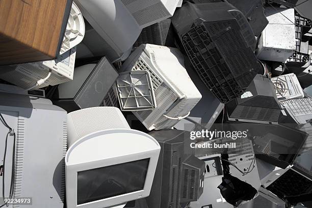 écrans de télévision & ordinateur à l'élimination et au recyclage des déchets - tube cathodique photos et images de collection