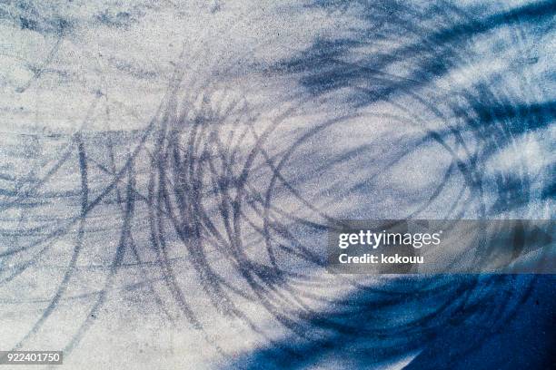 round mark. - neve derivante imagens e fotografias de stock