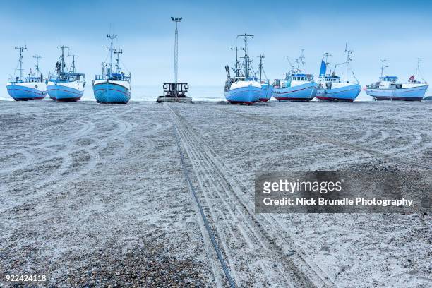 fishing boats on the beach,thorupstrand, northern jutland, denmark - quilha - fotografias e filmes do acervo