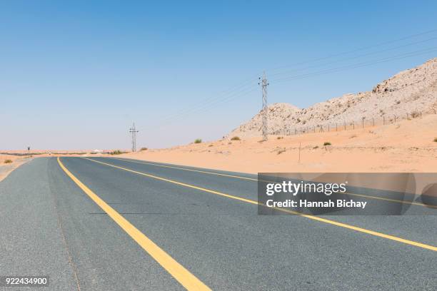 freie straße in der wüste von dubai - freie straße - fotografias e filmes do acervo