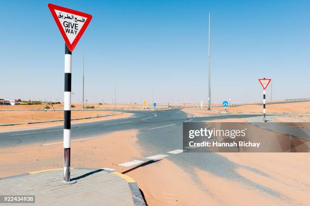 freie straße in der wüste von dubai - freie straße - fotografias e filmes do acervo