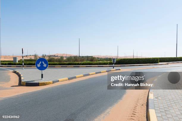 freie straße in der wüste von dubai - freie straße - fotografias e filmes do acervo