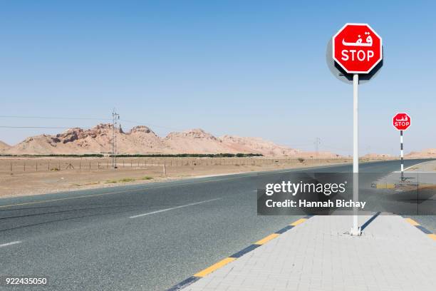 freie straße in der wüste von dubai - wüste stockfoto's en -beelden