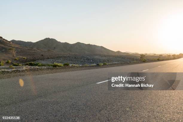 freie straße in der wüste von dubai - freie straße - fotografias e filmes do acervo