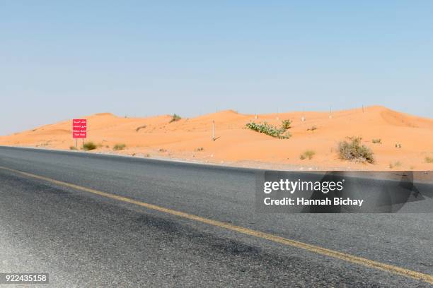 freie straße in der wüste von dubai - freie straße - fotografias e filmes do acervo