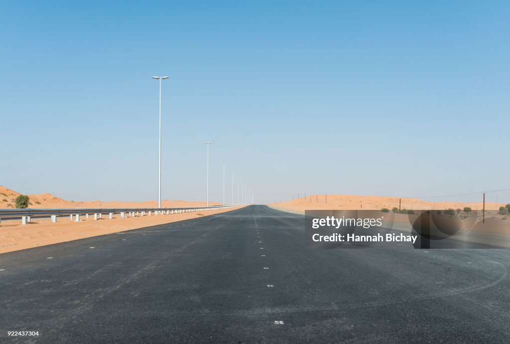 Freie Straße in der Wüste von Dubai