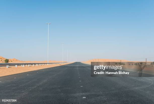 freie straße in der wüste von dubai - freie straße - fotografias e filmes do acervo