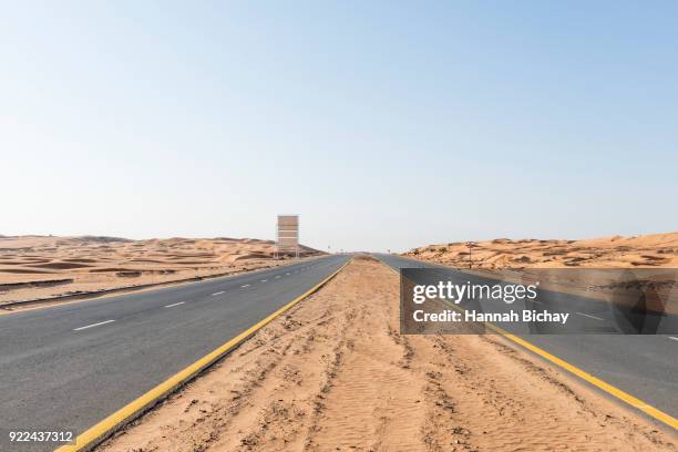 freie straße in der wüste von dubai - wüste stockfoto's en -beelden