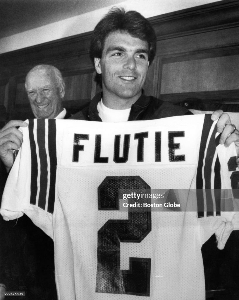 Doug Flutie Signs With The New England Patriots