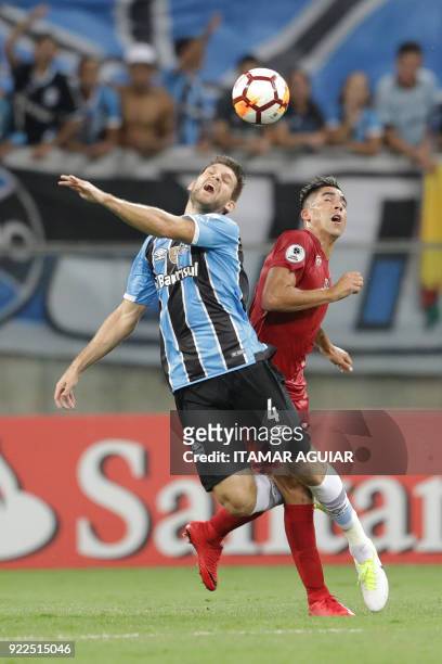 Walter Kannemann of Brazil's Gremio, vies for the ball with Martin Benitez of Argentina's Independiente, during their Recopa Sudamericana 2018 second...