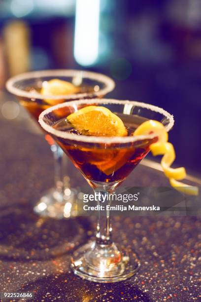 cocktails - cosmopolitan cocktail stockfoto's en -beelden
