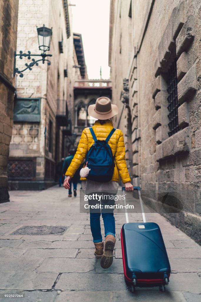 Turista con maleta recién llegadas a Barcelona