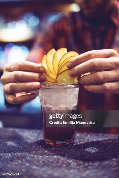 bartender is preparing cocktails - schuimspatel stockfoto's en -beelden