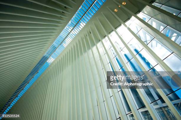 oculus interieur van het station world trade center wit - santiago calatrava stockfoto's en -beelden