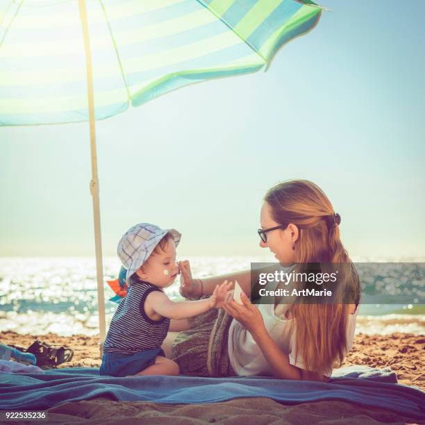 bescherming tegen de zon - baby suncream stockfoto's en -beelden