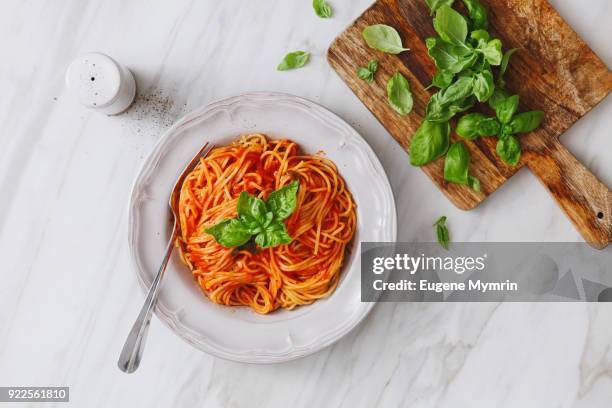 spaghetti with tomato sauce - pikante sauce stock-fotos und bilder