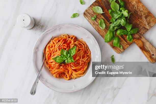 spaghetti with tomato sauce - basilico foto e immagini stock