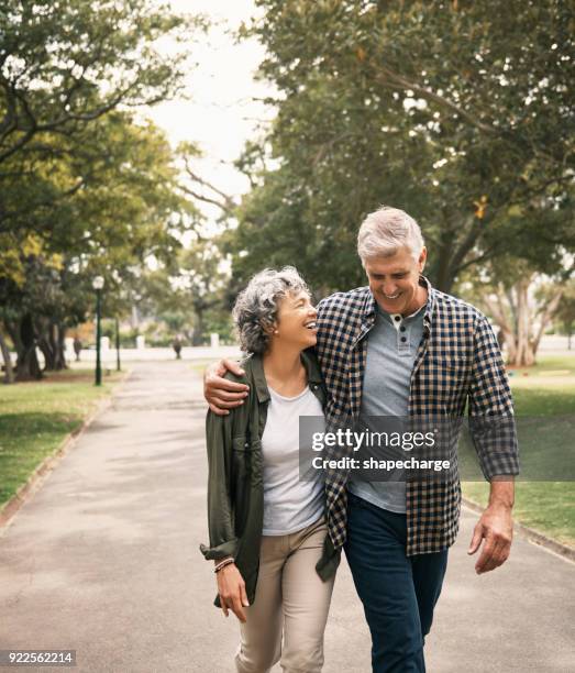 der aufenthalt in der liebe, wie besonders - healthy older couple stock-fotos und bilder