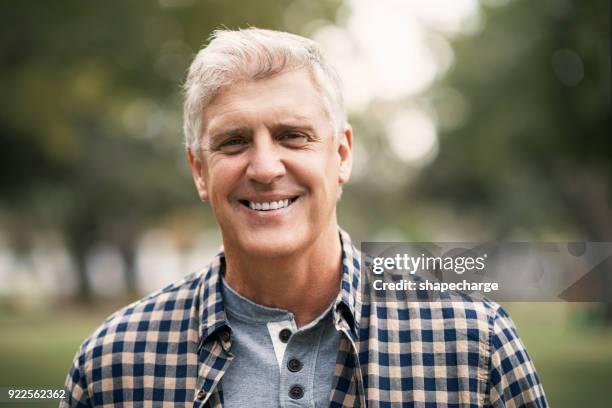 gelukkige dagen! ik ben met pensioen! - aging happy stockfoto's en -beelden