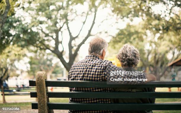 gammal kärlek är den sannaste kärleken - bench park bildbanksfoton och bilder