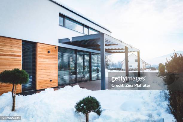 modernes gebäude mit harten top pergola über der terrasse - fassade außen stock-fotos und bilder