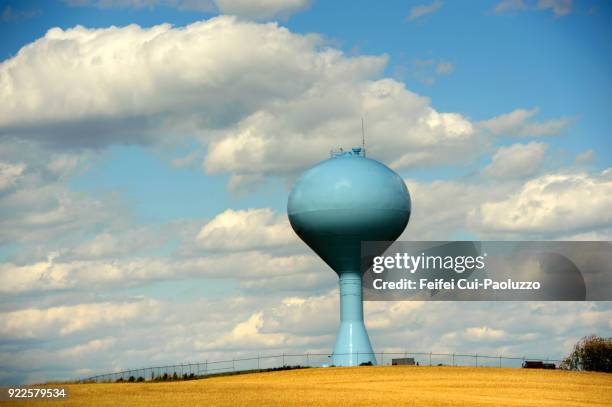 water tower at stanley, north dakota, usa - water tower storage tank stockfoto's en -beelden
