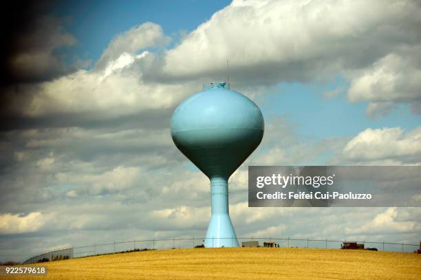 water tower at stanley, north dakota, usa - water tower storage tank stockfoto's en -beelden